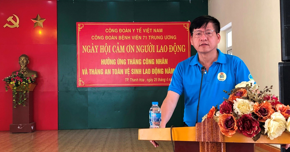 Đ/c Lê Quốc Thịnh, Chủ tịch Công đoàn Bệnh viện phát biểu tại buổi lễ